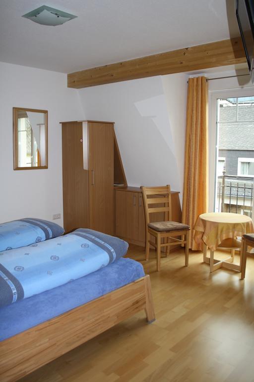 Weingut Goeres Hotel Briedel Ruang foto