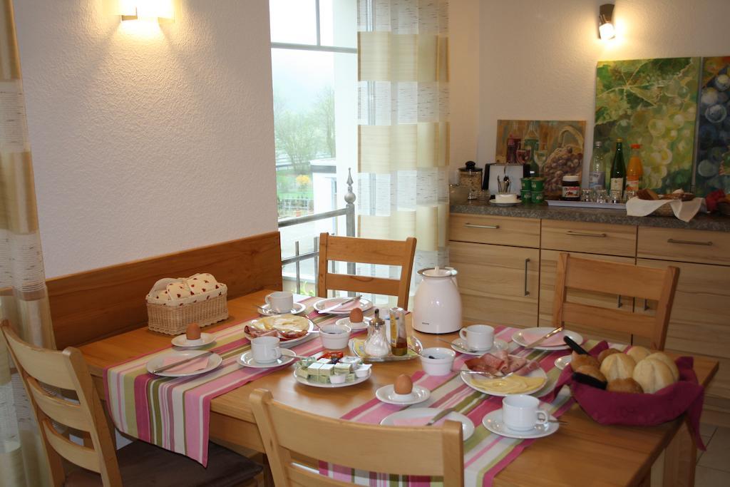 Weingut Goeres Hotel Briedel Ruang foto